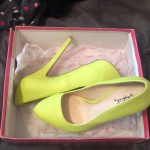 NEON GREEN PUMPS
